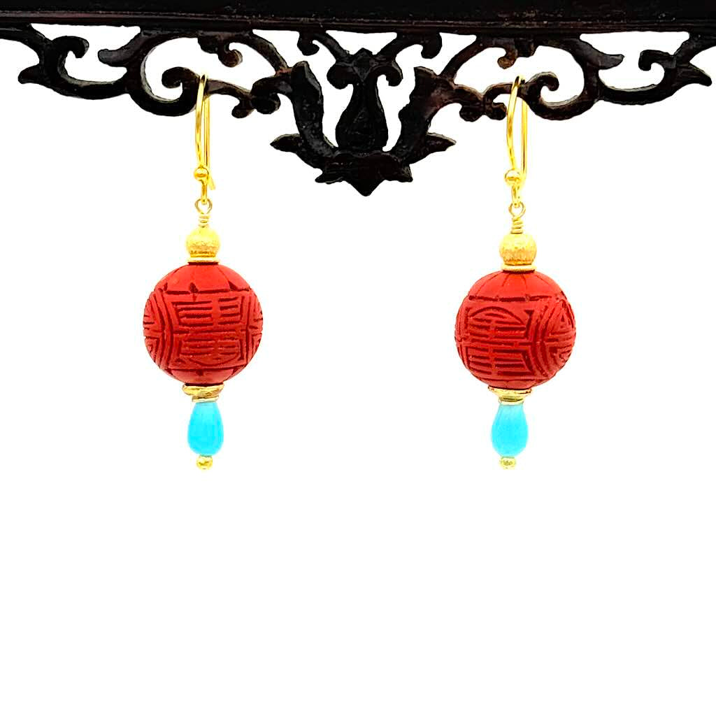 Lackperle Türkis - Mojo Goldene Ohrringe: Goldperle, rote Lackperle, Türkistropfen
am Ornament