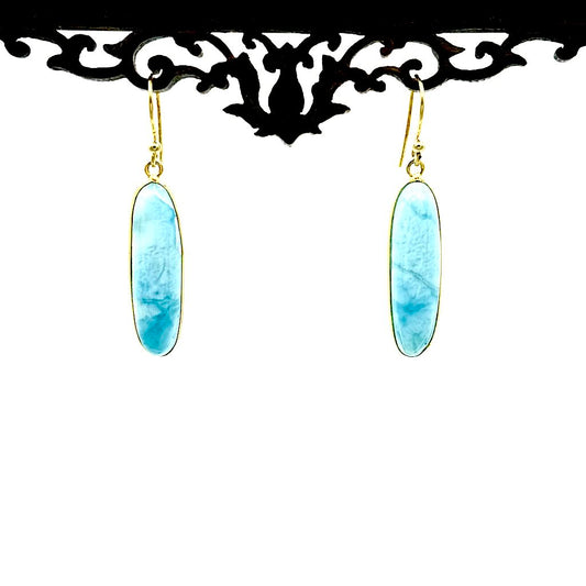 Larimar lang 1 - Mojo Goldene Ohrringe: Ohrhaken, randgefasster Larimar, lang