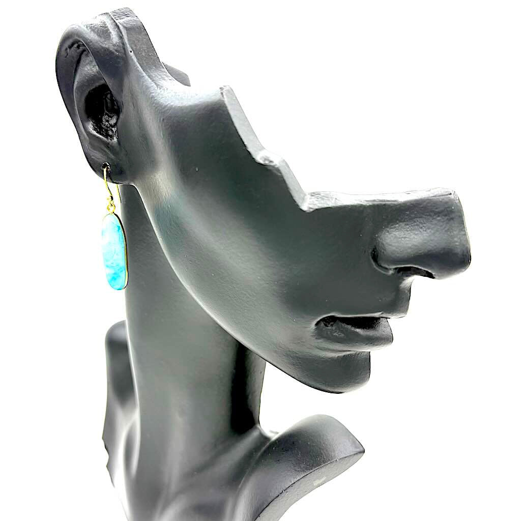 Larimar lang 2 - Mojo Goldene Ohrringe: Ohrhaken, randgefasster Larimar, lang