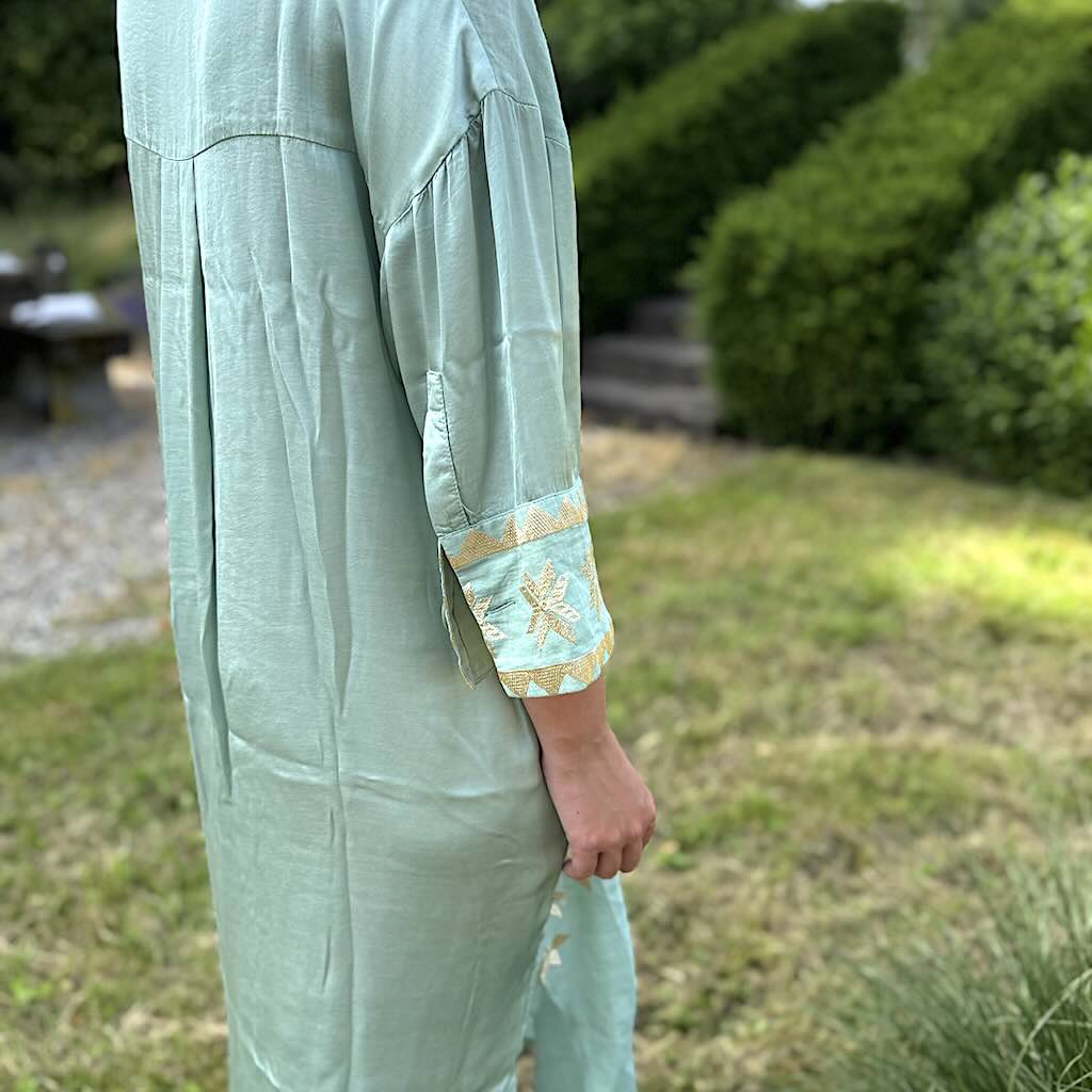 Lefkada Hemdkleid Seegrün 3 - Kori: Midikleid, Ramie, Goldstickerein, Taschen