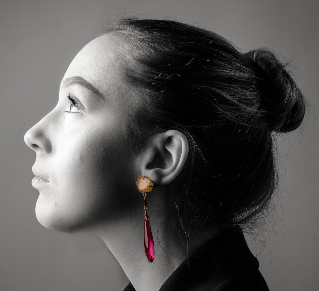 Leonie Profilbild mit Unikat-Ohrsteckern aus Mailändischem Kunstharz