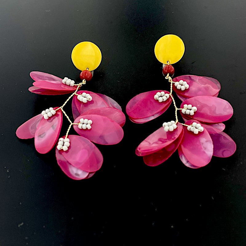 Mandelblüte - Mojo Enamel Earring: Ohrsteckker Emaille, Perlen, Golddraht, Blätterwerk