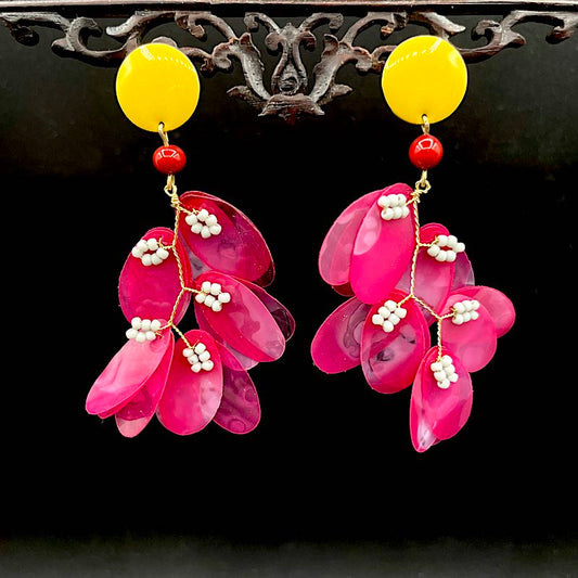 Mandelblüte 1 - Mojo Enamel Earring: Ohrsteckker Emaille, Perlen, Golddraht, Blätterwerk