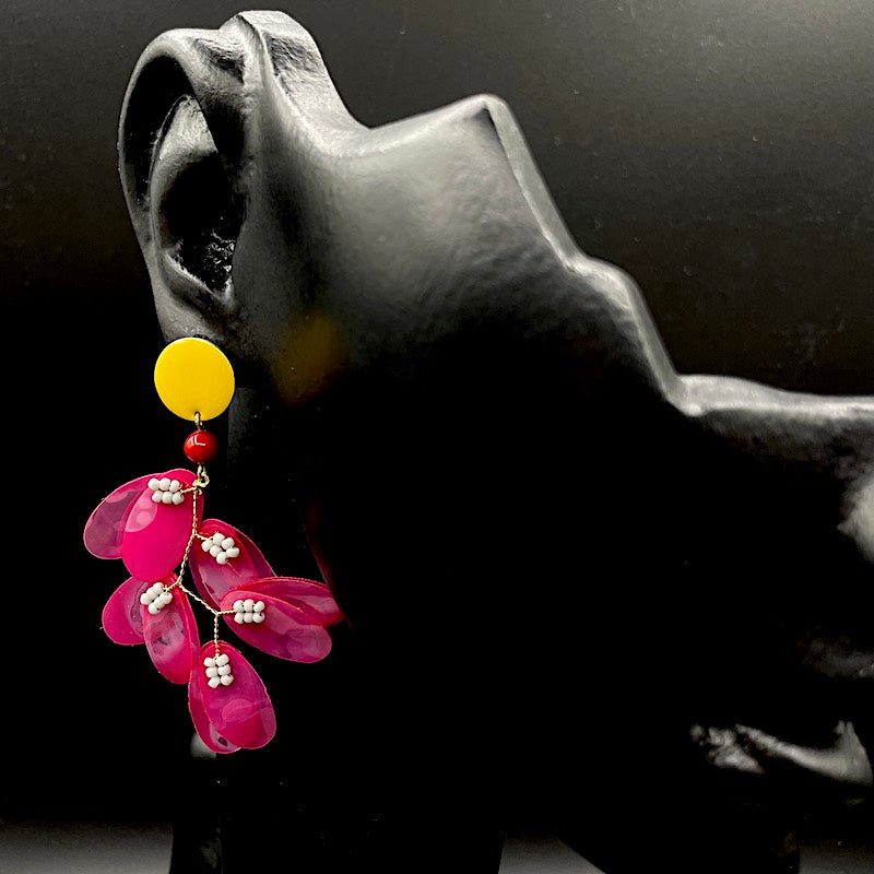 Mandelblüte 2 - Mojo Enamel Earring: Ohrsteckker Emaille, Perlen, Golddraht, Blätterwerk