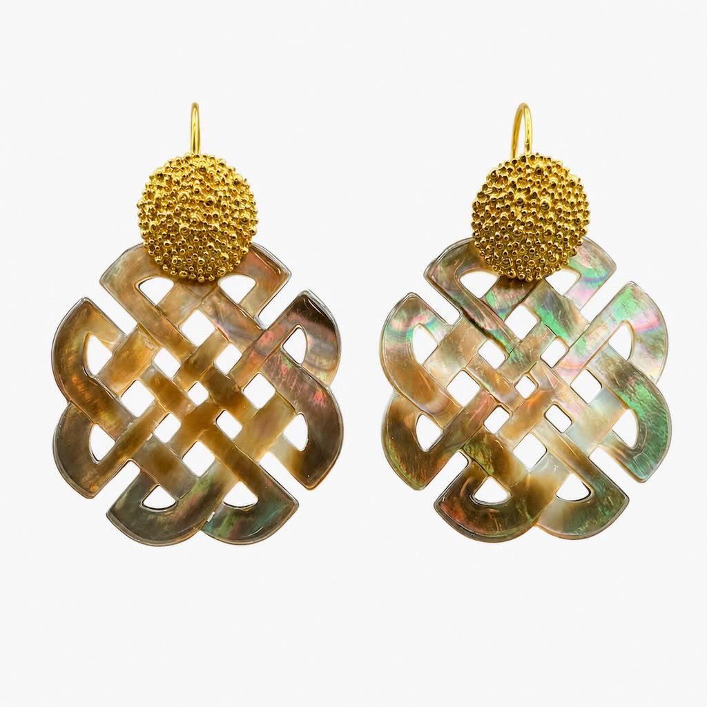 Muschel Mandala - Mojo Goldene Ohrringe, organischer Ohrstecker, Perlmutt, Mandala