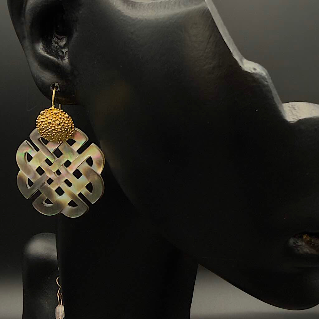 Muschel Mandala Ohr - Mojo Goldene Ohrringe, organischer Ohrstecker, Perlmuttmandala, Ohr