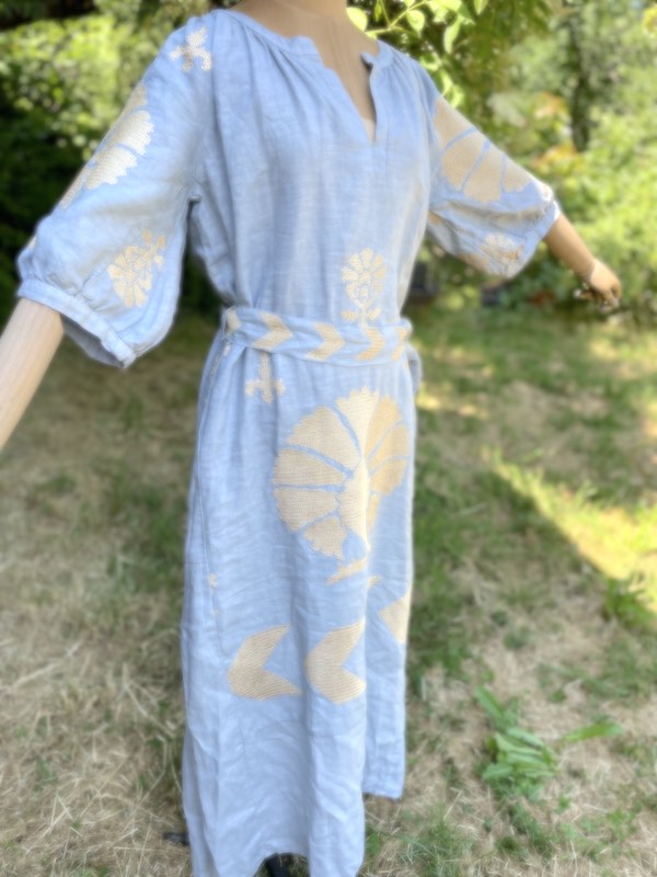 Peacock Kleid lg - Kori: Leinen, Stickereien, kurze Ärmel