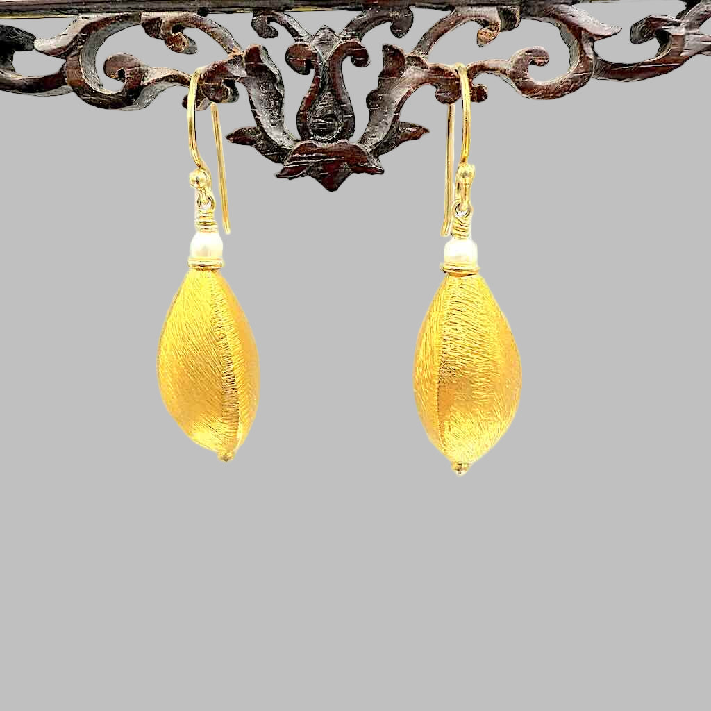 Perl Bohnen 1 - Mojo Goldene Ohrringe: Ohrhaken, Süsswasserperle, Bohnenelemente matt