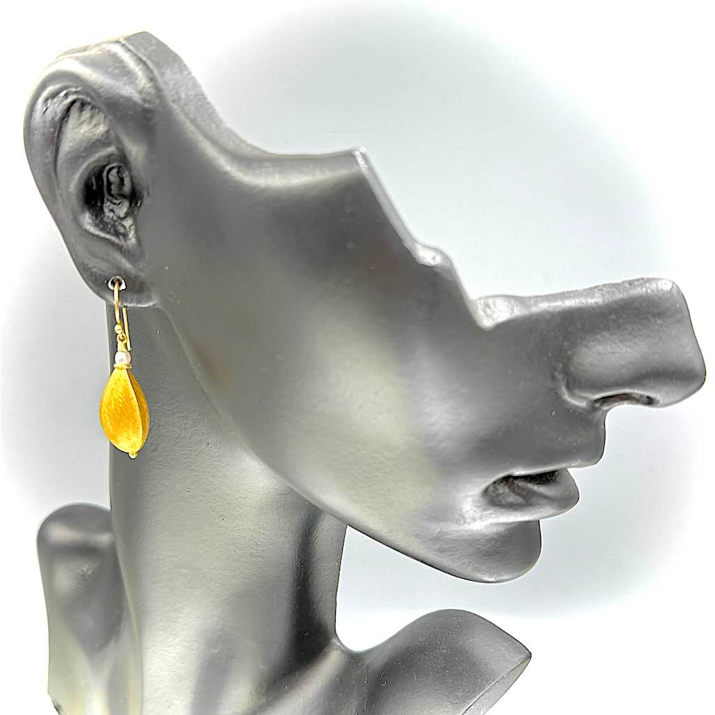 Perl Bohnen 2 - Mojo Goldene Ohrringe: Ohrhaken, Süsswasserperle, Bohnenelemente matt