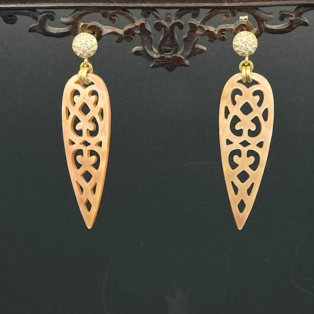Perlmutt Pfeil Orn - Mojo Goldene Ohrringe: Ohrstecker mit Zirkonia, Perlmuttmandala, am Ornament