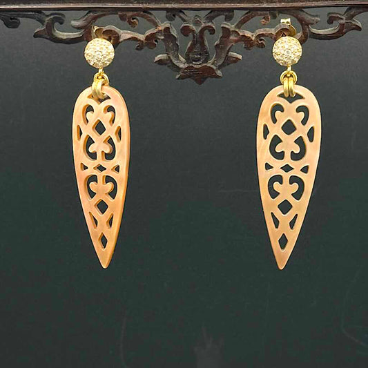 Perlmutt Pfeil Orn - Mojo Goldene Ohrringe: Ohrstecker mit Zirkonia, Perlmuttmandala, am Ornament