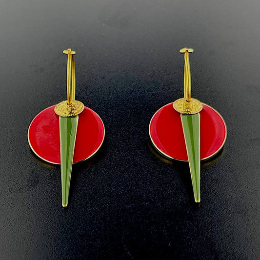 Pfeilkreis - Mojo Enamel Earring: Kreolen, roter Emaillekreis, grüne Spitze