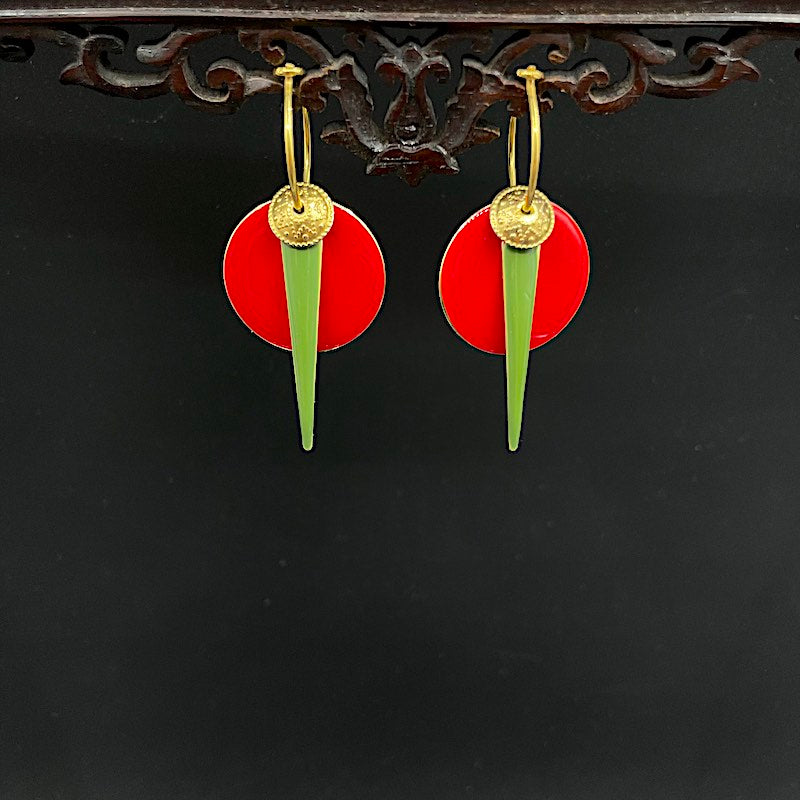 Pfeilkreis 1 - Mojo Enamel Earring: Kreolen, roter Emaillekreis, grüne Spitze
