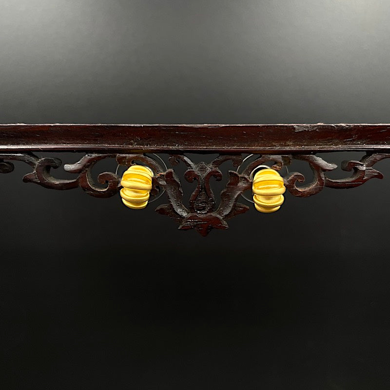 Quimbaya Symbol 2 - Goldene Ohrringe, 24k vergoldet, Organisch Museal