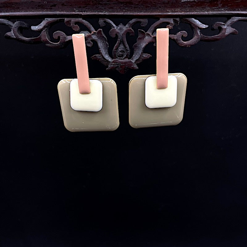 RosaBeige 1 - Mojo Enamel Earring: Rosa Ohrstecker, zwei Quadrate, weiß, beige