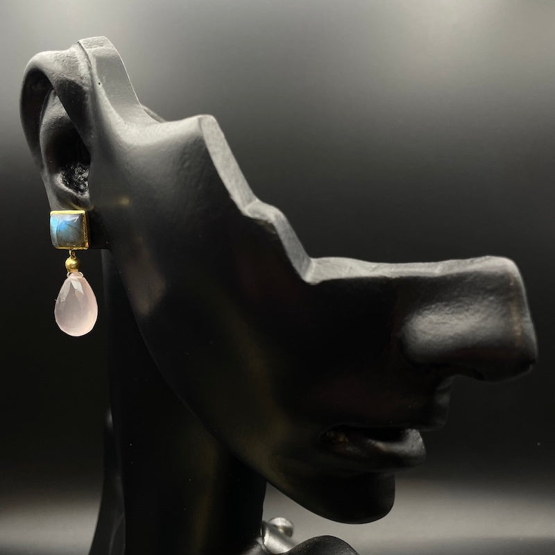 Rosa Opal 3 - Mojo Goldene Ohrringe: Ohrstecker Labradorit, Perle, rosa Opaltropfen