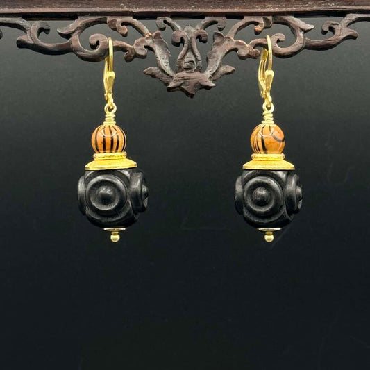 Rosenholz - Mojo Goldene Ohrringe: Klapphaken, Perle, Kappen, Rosenholz am Ornament