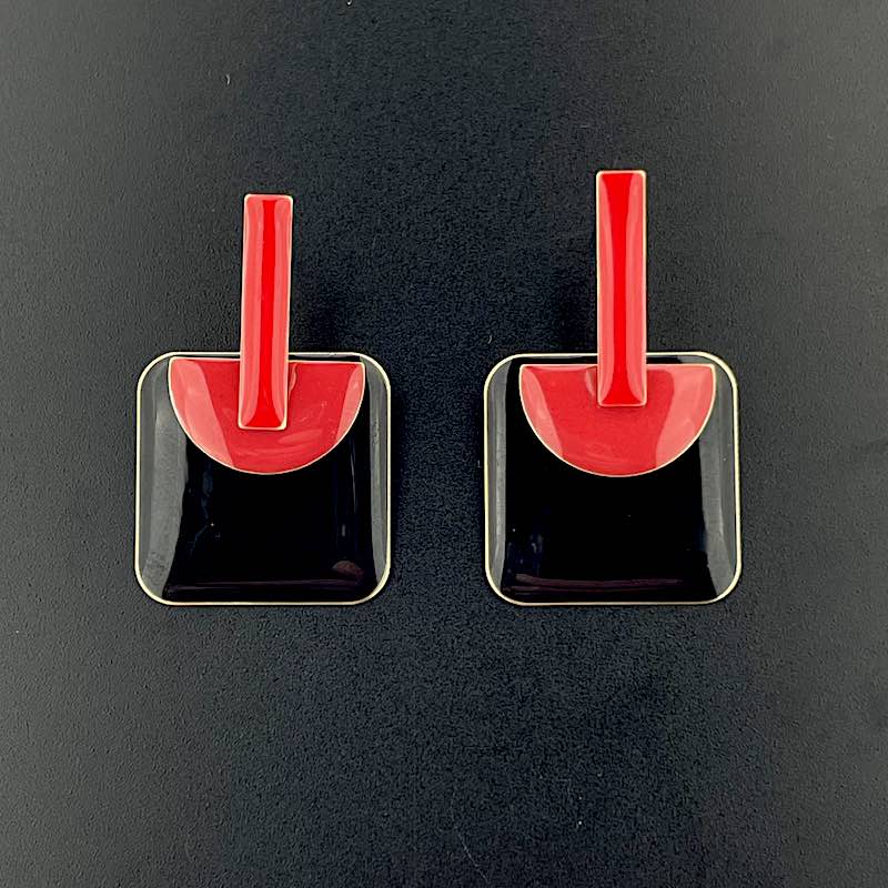 RotSchwarz - Mojo Enamel Earring: roter Ohrstecker, roter Halbkreis, schwarzes Quadrat