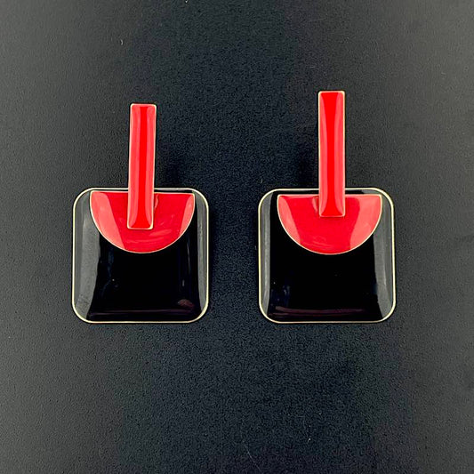 RotSchwarz - Mojo Enamel Earring: roter Ohrstecker, roter Halbkreis, schwarzes Quadrat