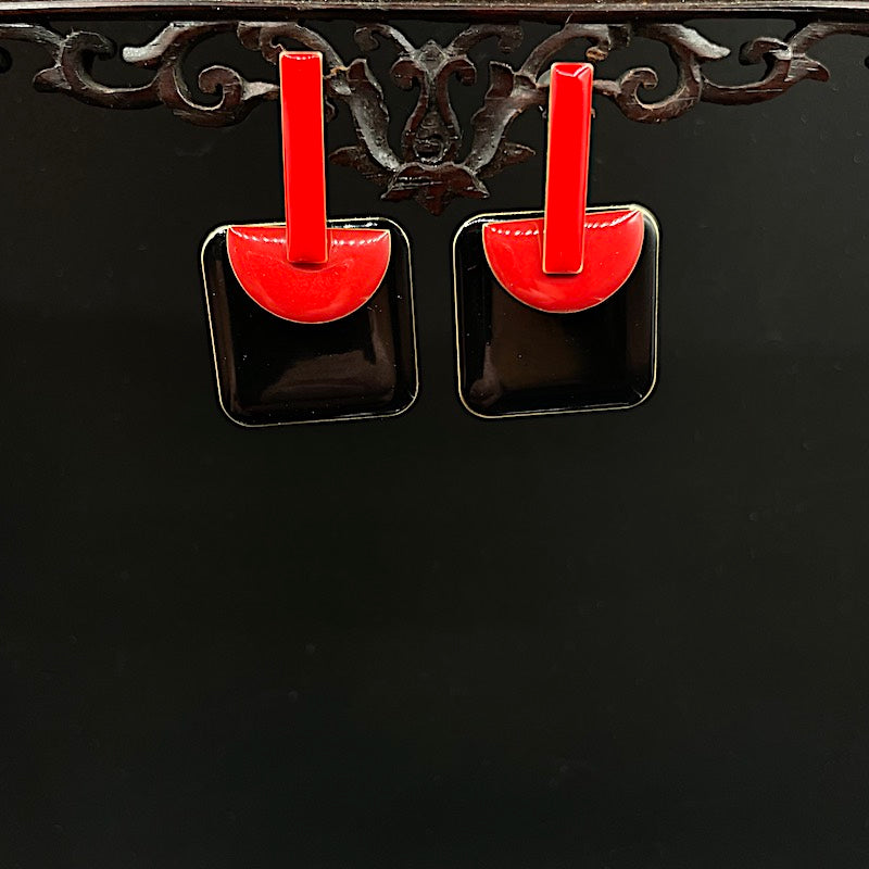 RotSchwarz 1 - Mojo Enamel Earring: roter Ohrstecker, roter Halbkreis, schwarzes Quadrat