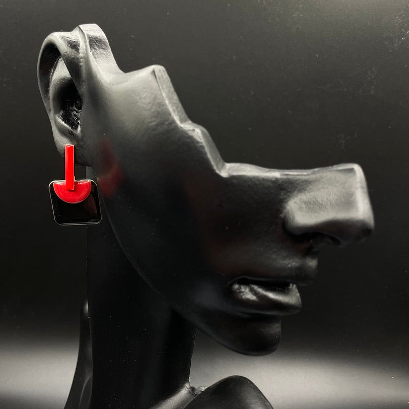 RotSchwarz 2 - Mojo Enamel Earring: roter Ohrstecker, roter Halbkreis, schwarzes Quadrat