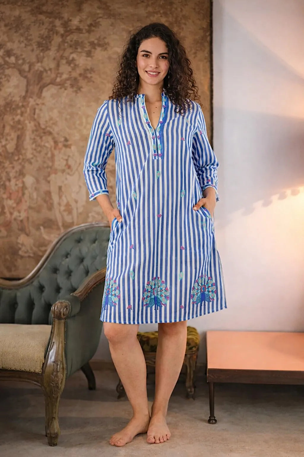 Sapphire Kaftan Pfau model - Nimo with Love, gestreift, Pfau Stickerei, knielang