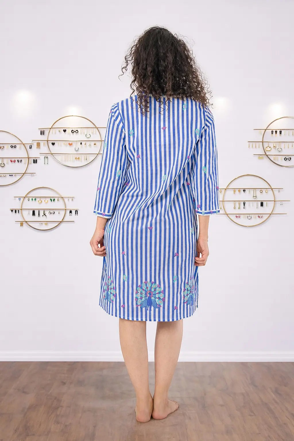 Sapphire Kaftan Pfau ruecken - Nimo with Love, gestreift, Pfau Stickerei, knielang luftig