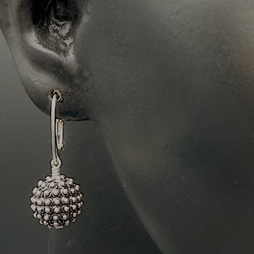 Silberball Granuliert- Mojo Silber Ohrringe: Klappohrhaken, Silberball mit Kugeln, Ohr