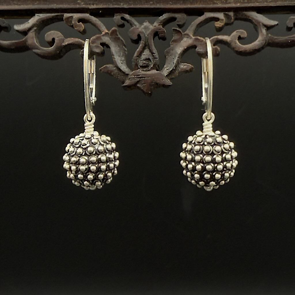 Silberball Granuliert- Mojo Silber Ohrringe: Klappohrhaken, Silberball mit Kugeln, Ornament