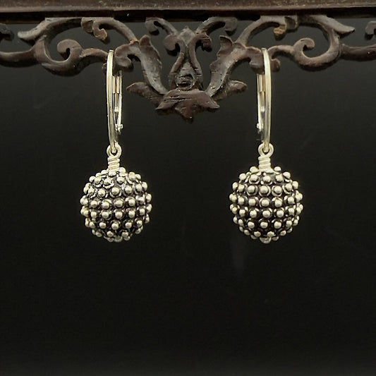 Silberball Granuliert- Mojo Silber Ohrringe: Klappohrhaken, Silberball mit Kugeln, Ornament