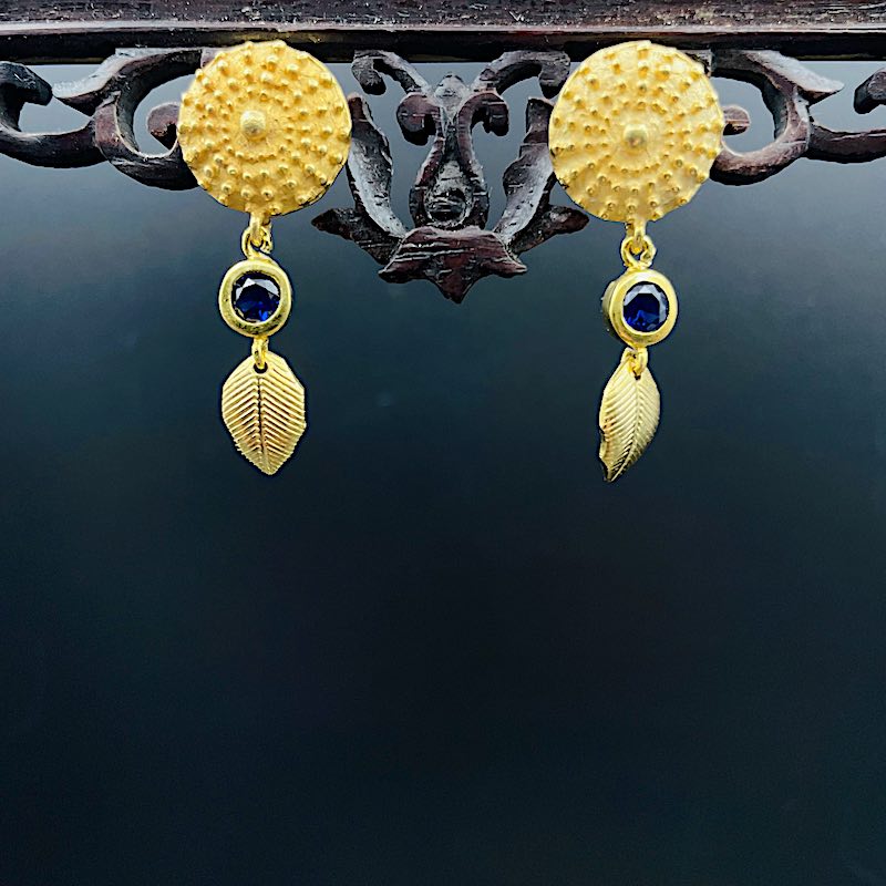 Sonnenblatt - Mojo Goldene Ohrringe: Ohrstecker Sonnenform, blauer Stein, kleines Blatt