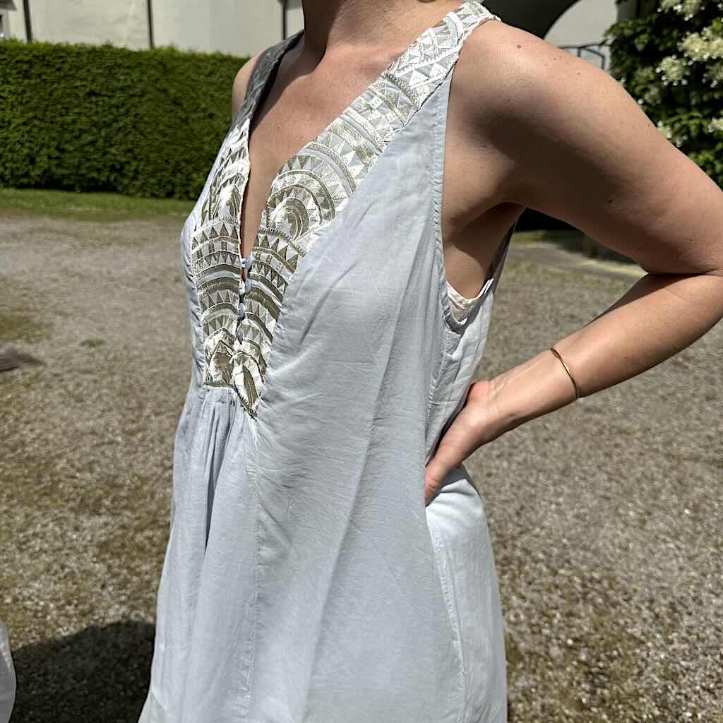 Triangle Kleid grau 5 - Kori: Schulterfrei, Knöchellan, Sickereien, Taschen