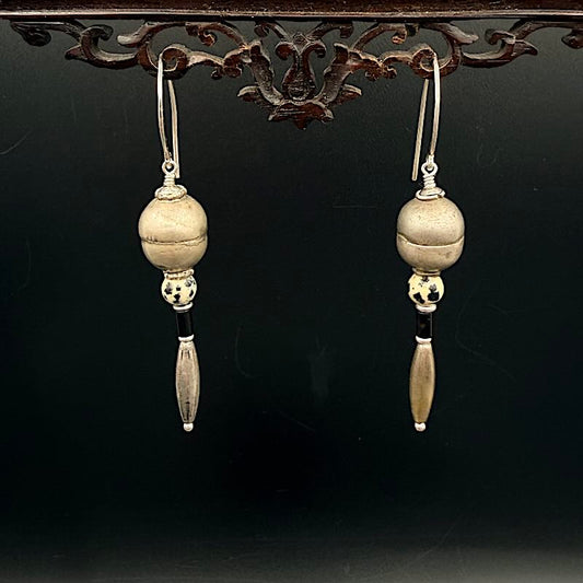 Wüstenperle - Mojo Silber Ohrringe: Ohrhaken, Tuareg Hohlperle, Silberspitzen, Ornament