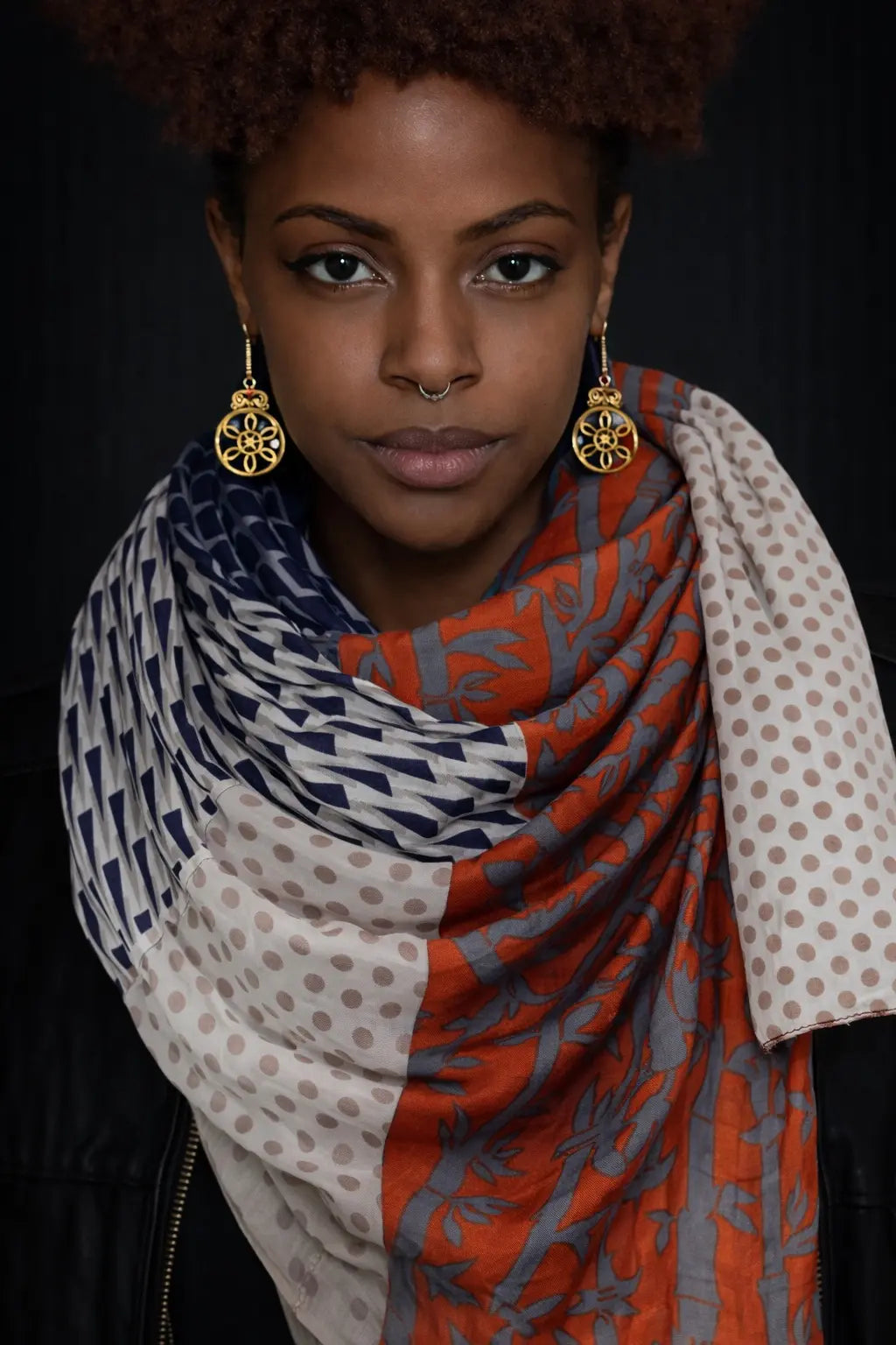 Ahmaddy Schal - 3Patch Seiden Baumwollschal multi blau orange weiß am Model