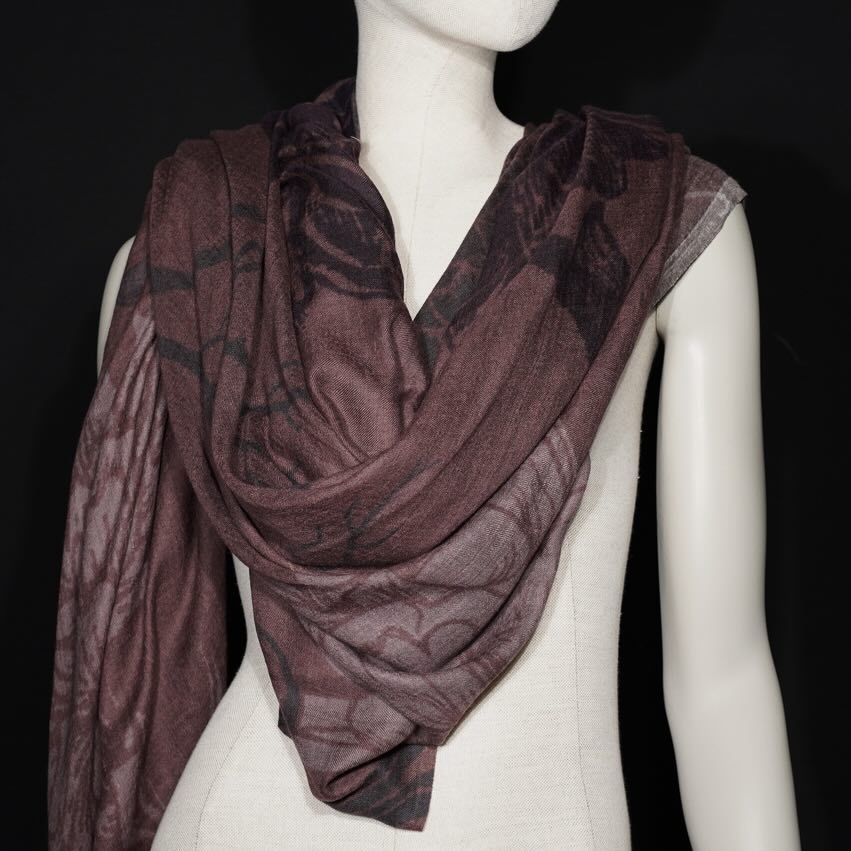 Ahmaddy Schal Bigflower braun, grosser Seiden Wollschal mit Blumenmuster drapiert