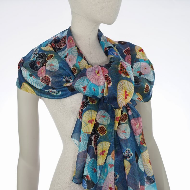 Ahmaddy Seidenschal Circle Pain blau mit floralem Muster, gebunden