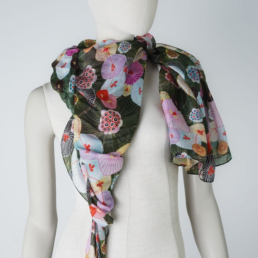 Ahmaddy Seidenschal Circle Pain gruen mit floralem Muster gebunden