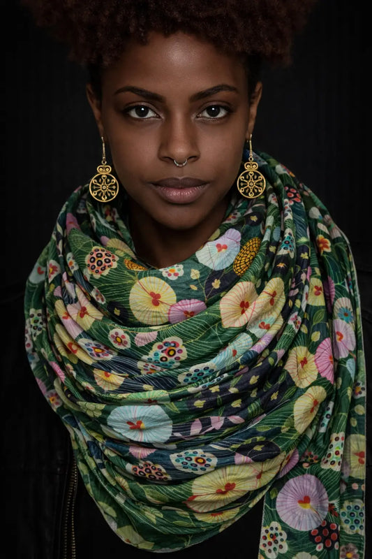 Ahmaddy Seidenschal Circle Pain gruen multicolor mit floralem Muster am Model
