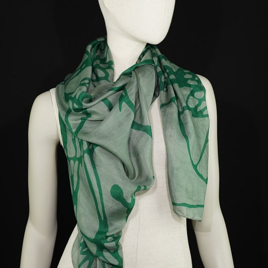 Ahmaddy Seidenschal doppelgruen, abstraktes Muster, drapiert
