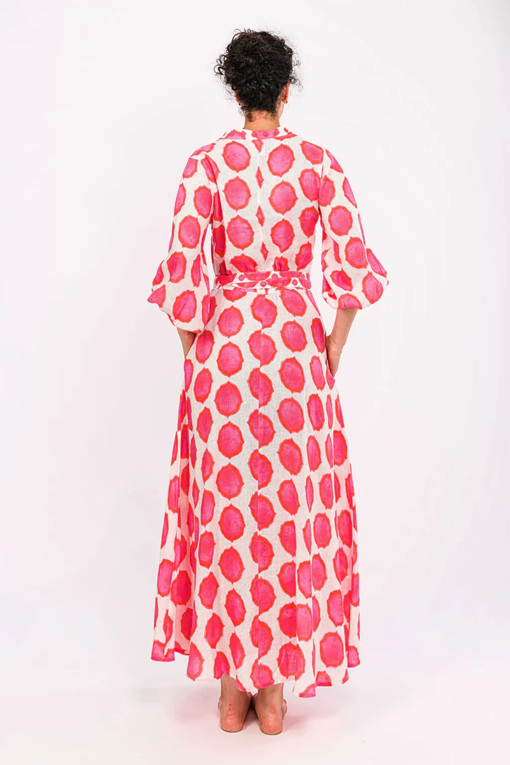 Boho Maxikleid Ikat pink orange Rückansicht – fließender Stoff mit gedrucktem Muster