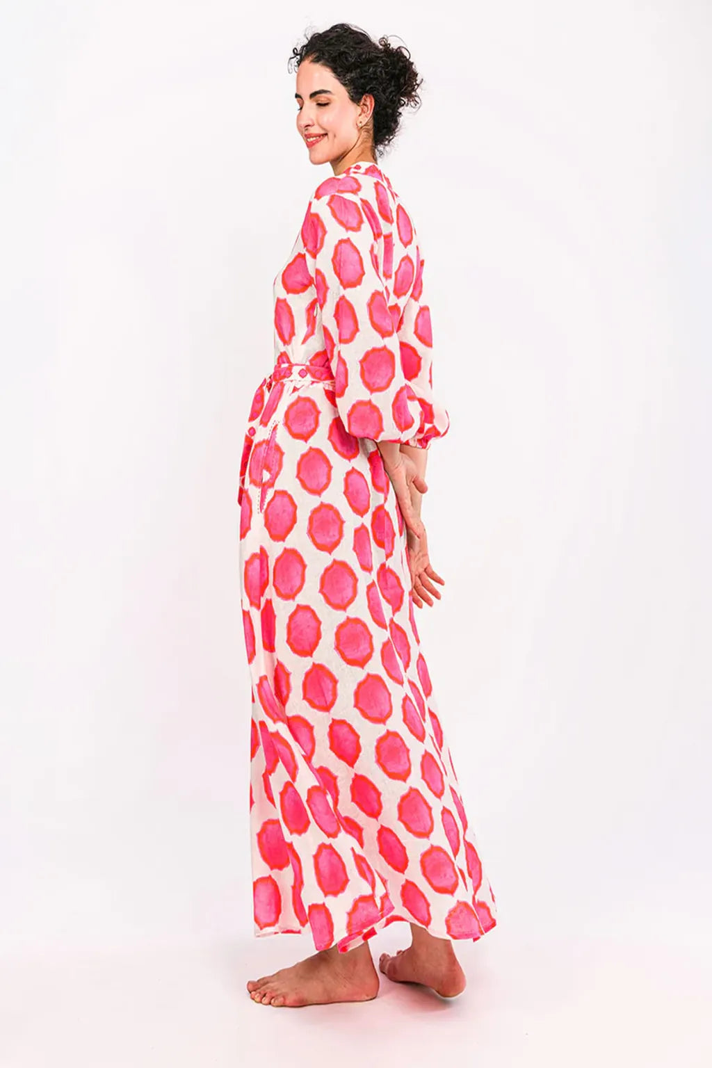 Boho Maxikleid Ikat pink orange Seitenansicht – leichter Stoff und elegante Bewegung