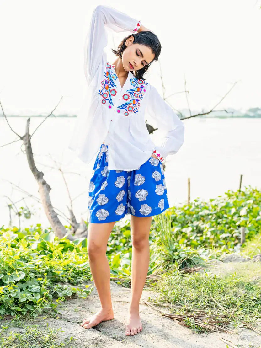 Catnep Bluse weiß, floraler Stickerei vorne mit blauem Rock von Nimo with Love