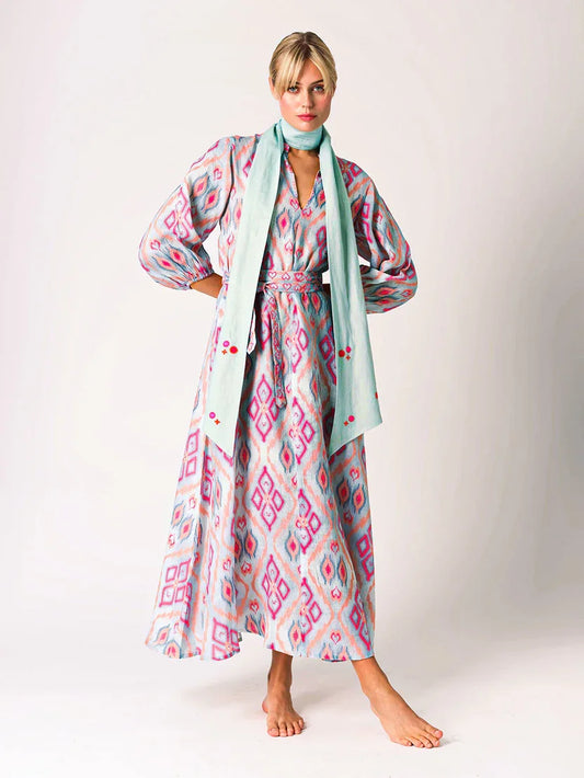 Boho Maxikleid mit Ikat Muster in Sorbet, getragen mit leichtem Schal – luftiger Sommerlook von Nimo with Love