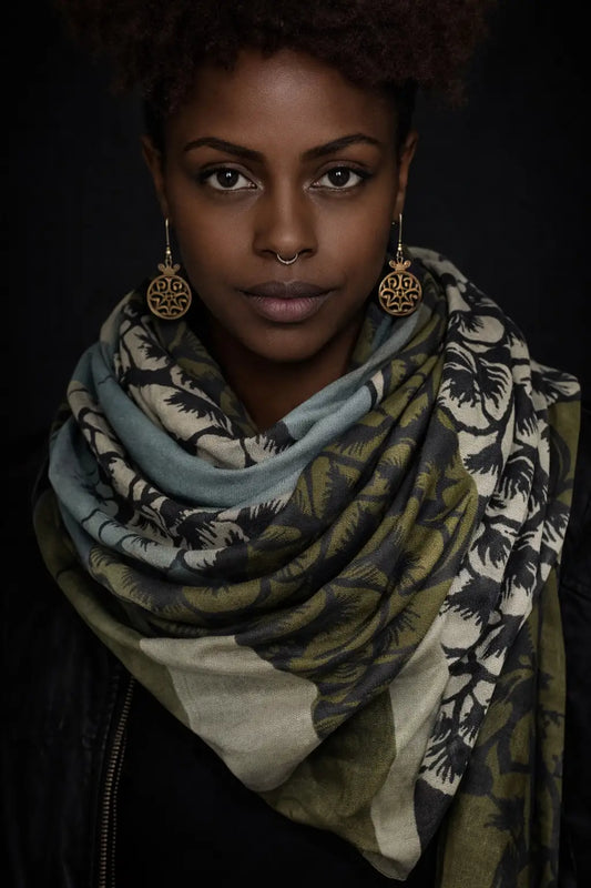 Ahmaddy Baumwollschal grün beige grau grafisch modern, Schlangenmuster, elegant drapiert