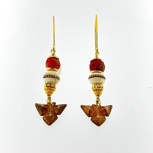 Horn Koralle - Vergoldete Ohrringe: Korallen- Hornkugel, antike Kupferelemente