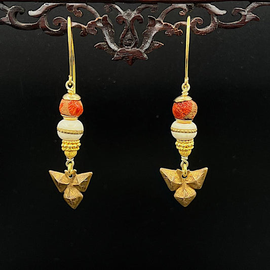 Horn Koralle d - Vergoldete Ohrringe: Korallen- Hornkugel, antike Kupferelemente