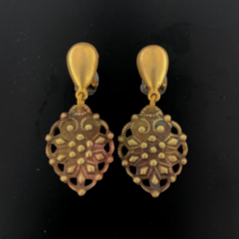 Miederclip d - Vergoldete Ohrringe: tropfenförmiger Ohrclip, nickelfrei, antike Miederschließe