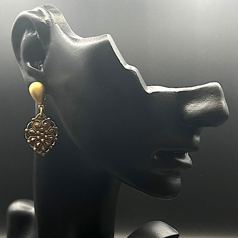 Miederclip o - Vergoldete Ohrringe: tropfenförmiger Ohrclip, nickelfrei, antike Miederschließe