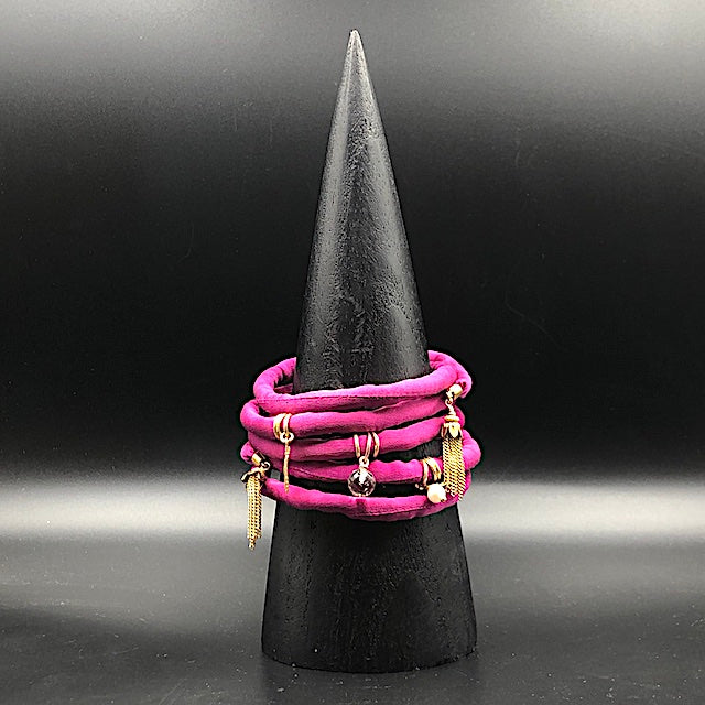Pink Charmes3 Seidenarmband: Pink Seide, Silberquasten vergoldet, Anhänger