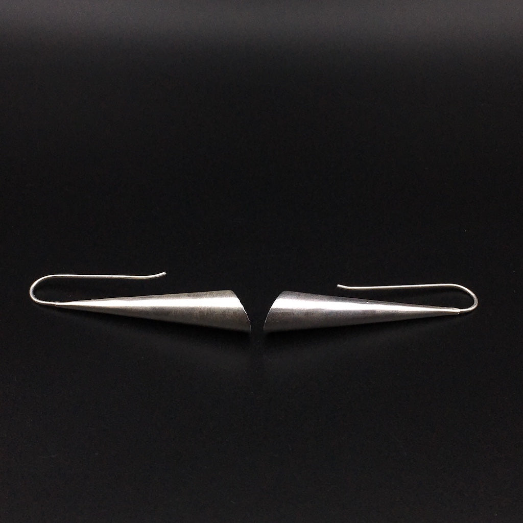 Silber Ohrringe Silver Cones  + Asymmetrische Kegel aus 925 Sterling Silber  + lange Silber Ohrhaken + verbödet, gestempelt 925 + strenges, nordisches Design  Minimalismus für einen unbeschwerten Tag